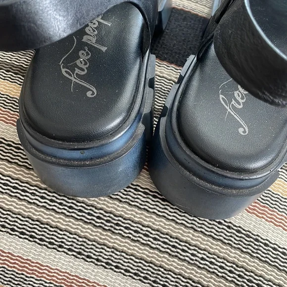 Super Cute 💕 Free People Brooks black fisherman sandals!! - Picture 8 of 14
